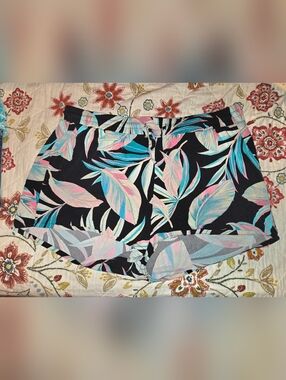 Torrid pull on tropical leaf print shorts, size 3